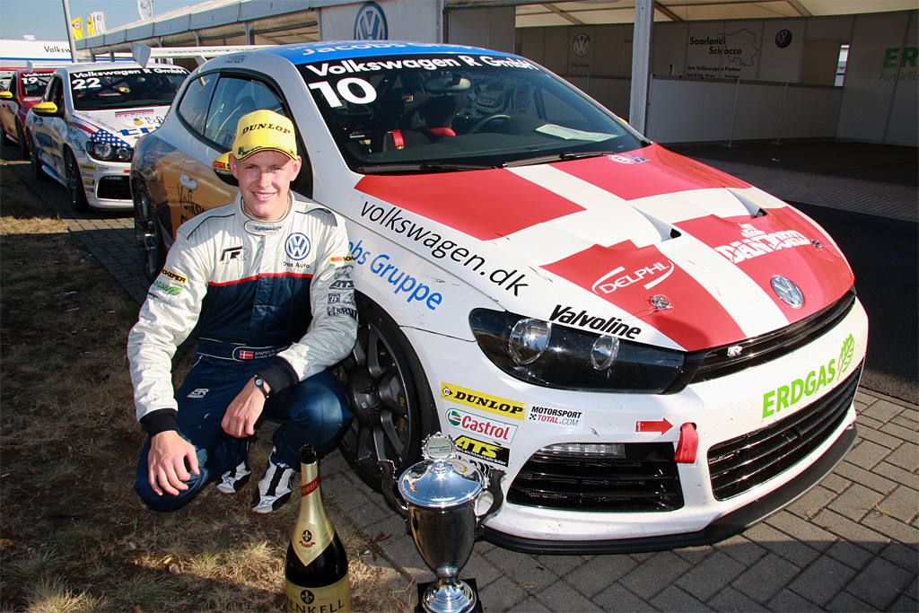 Kasper H. Jensen med sin pokal